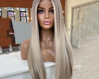 Könnte beinhalten: Eine lange, glatte Perücke in aschblonden Farbtönen mit dunkleren braunen Ansätzen, die in hellere platinblonde Längen übergehen. Das Haar ist mit einem Mittelscheitel und einem transparenten Lace-Front-Ansatz auf einem Schaufensterpuppenkopf gestylt.