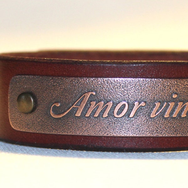 Amor Vincit Omnia, Love conquers all, Latin inscription, Mens leather bracelet. Size info in item description