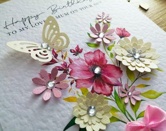 Może przedstawiać: Ręcznie robiona kartka z kwiatowym wzorem i motylem. Na kartce napisano "Happy Birthday to my love Mum on your 60th".