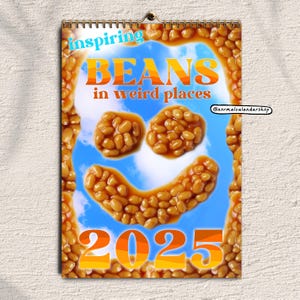 Calendario de frijoles horneados en lugares extraños de EE. UU. y California 2025 • Calendario de memes kitsch raros, feos y divertidos • Citas inspiradoras • Regalo de Navidad para amantes de la playa •