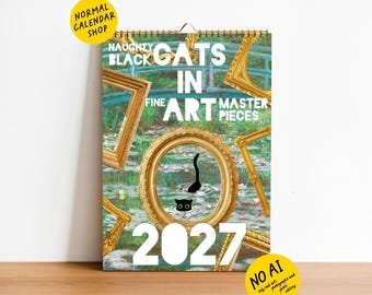 以下が含まれることがあります： 2027年の壁掛けカレンダー。表紙には「Naughty Black Cats in Fine Art Masterpieces」の文字があり、モネ風の睡蓮の池の背景に、装飾的な金色の額縁と黒猫のシルエットが重ねられています。
