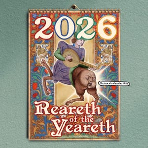 Peut inclure: Calendrier 2026 avec une illustration médiévale. Une personne joue du luth sur une créature avec un visage et des jambes humains. Le calendrier a une bordure décorative et le texte "Rearerth of the Yeareth."