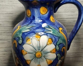 花のデザインが施された、ヴィンテージのカラフルな手描きの花瓶/ピッチャー。