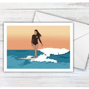 Biglietto di auguri di compleanno per ragazza surfista, biglietto di auguri per longboard, "Sunset Cross Step", biglietto per surfista, biglietto d'arte a tema surf, ragazza surfista bruna