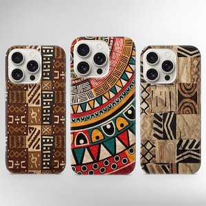 Op de afbeelding: Drie telefoonhoesjes met unieke ontwerpen. De eerste hoes heeft een bruin en beige geometrisch patroon. De tweede hoes heeft een kleurrijk, cirkelvormig ontwerp met rode, gele en groene accenten. De derde hoes heeft een beige en bruin geometrisch patroon.