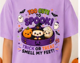 Zu süß, um zu erschrecken – Halloween-T-Shirt für Kinder | Comfort Colors® Kinder-T-Shirt | Süßes oder Saures – Riech an meinen Füßen! | Niedliches Knödel-Halloween-Shirt