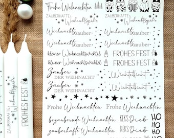 Op de afbeelding: Een vel met zwart-witte kerstthema-stempels met verschillende ontwerpen, waaronder gnomen, sterren, sneeuwvlokken en kerstboom. De stempels bevatten zinnen zoals "Merry Christmas", "Frohe Weihnachten", "Weihnachtszauber", "Frohes Fest", "Wichtellicht", "zauberhafte Weihnachten" en "bezaubernde Weihnachten".