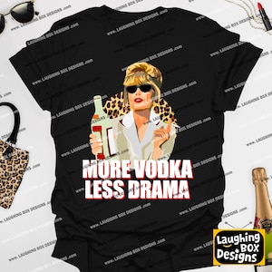Może przedstawiać: Czarny t-shirt z grafiką kobiety w okularach przeciwsłonecznych trzymającej butelkę i papierosa, z napisem "MORE VODKA LESS DRAMA". Projekt Laughing Box Designs.