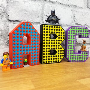 Letras estilo tijolo multicoloridas, placa de identificação grande personalizada, placa de mesa personalizada, placa de dois tons, presente para quarto de meninos, playground para creche infantil