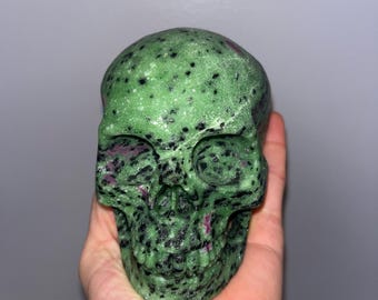 Cráneo de cristal de zoisita rubí