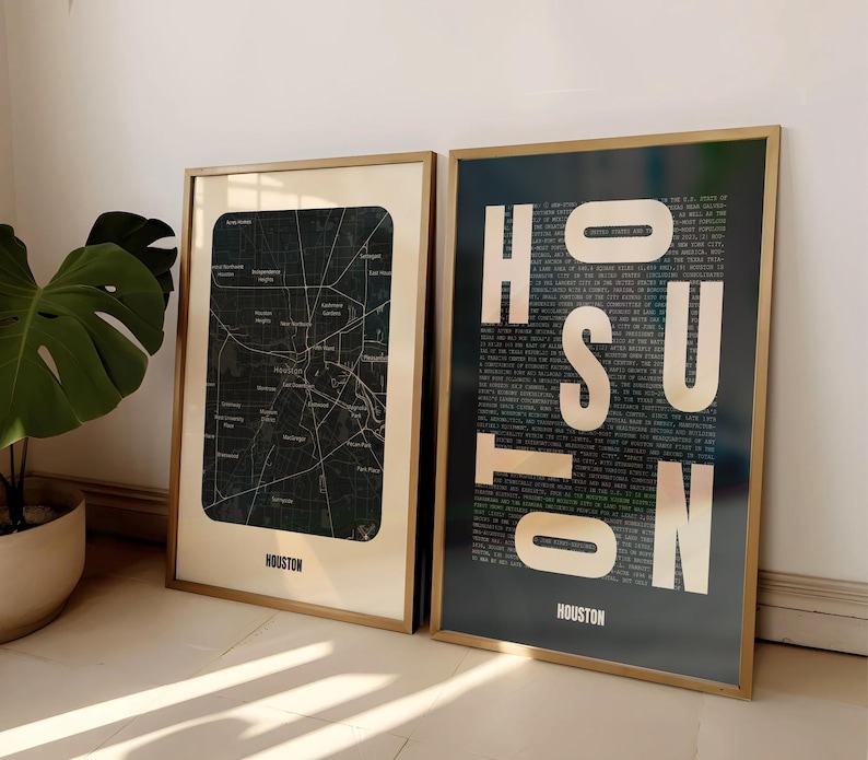Peut inclure: Deux impressions encadr&eacute;es avec des cadres dor&eacute;s. L'impression de gauche est une carte en noir et blanc de Houston, au Texas. L'impression de droite est un fond noir avec le mot "HOUSTON" en lettres blanches, les lettres &eacute;tant compos&eacute;es de texte plus petit.
