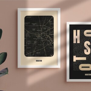 Peut inclure: Deux impressions encadr&eacute;es avec des fonds noirs. L'impression de gauche est une carte noir et blanc de Houston, Texas. L'impression de droite est un design typographique noir et blanc du mot "Houston" avec des lettres compos&eacute;es de texte plus petit.
