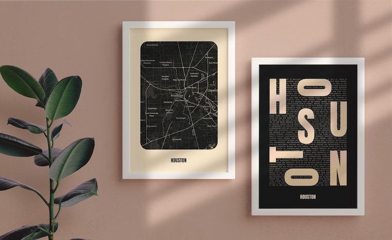 Peut inclure: Deux impressions encadr&eacute;es avec des fonds noirs. L'impression de gauche est une carte noir et blanc de Houston, Texas. L'impression de droite est un design typographique noir et blanc du mot "Houston" avec des lettres compos&eacute;es de texte plus petit.