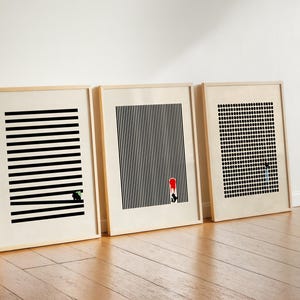 Puede incluir: Tres impresiones artísticas enmarcadas con diseños abstractos en blanco y negro. Las impresiones presentan líneas horizontales y verticales, y un patrón de puntos. Una impresión tiene una pequeña forma verde, otra una forma roja y la tercera una forma azul.