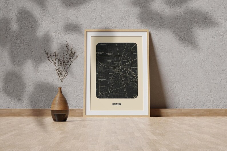 Peut inclure: Une carte de Houston, Texas, en noir et blanc, encadr&eacute;e, avec un fond beige et le mot "HOUSTON" imprim&eacute; en noir en bas. Le cadre est en bois clair.