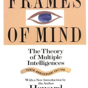 Puede incluir: Portada de libro con el título "Frames of Mind: The Theory of Multiple Intelligences" de Howard Gardner. La portada presenta un ojo estilizado con un iris azul y un fondo melocotón.
