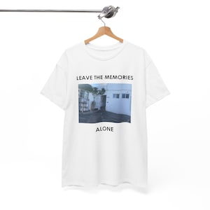 Könnte beinhalten: Weißes T-Shirt mit einem Schwarzweißfoto eines Gebäudes mit dem Text "LEAVE THE MEMORIES ALONE" auf der Vorderseite.
