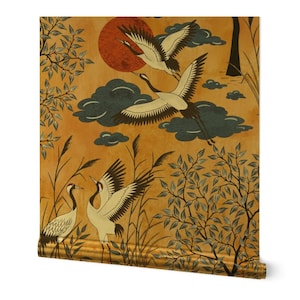 以下が含まれることがあります： 黄色の背景に青い雲と緑の葉がついた、白い鶴が飛んでいるヴィンテージスタイルの壁紙のデザイン。デザインには左上の隅に赤い太陽が含まれています。