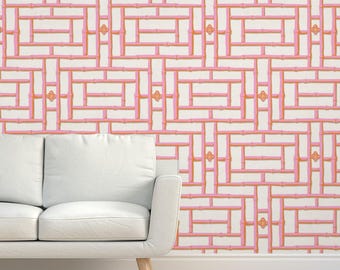 Papel pintado rosa de estilo chinoiserie con diseño de enrejado de bambú y tela de hierba.