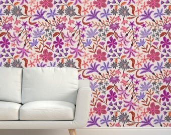 Papel tapiz de tela de hierba violeta: diseño floral maximalista llamativo de ester_muxune; papel tapiz de sisal texturizado con flores rosas y neón brillante de Spoonflower