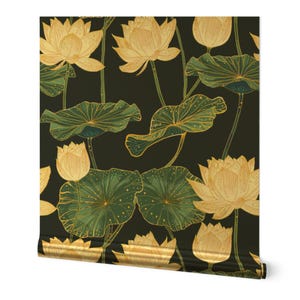 Papier peint Lotus Garden métallisé doré ou argenté - Jardin de lotus japonais par Etienne - Rouleau de papier peint blanc jaune marine par Spoonflower