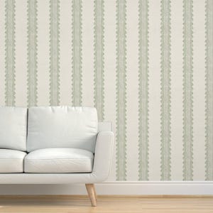 Puede incluir: Papel tapiz blanco con un patrón repetitivo de rayas verdes verticales. Las rayas están formadas por un pequeño diseño geométrico.