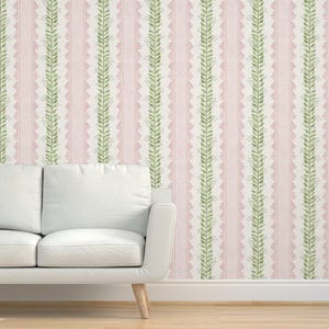 Carta da parati Preppy Pink Stripe Grasscloth - Celia Pink And Sage di danika_herrick - Carta da parati Green Vine Large Textured Sisal di Spoonflower