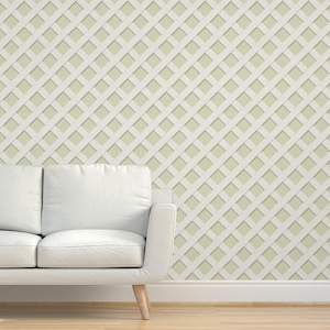 Puede incluir: Papel tapiz de celosía blanca con fondo verde claro. El patrón de celosía está hecho de tiras blancas que se cruzan en ángulo recto, creando un patrón de diamante.