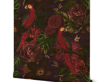 Puede incluir: Rollo de papel pintado con un diseño floral oscuro, que muestra loros rojos, rosas y otras flores. El fondo es de un morado intenso, creando una estética vintage y botánica. Los loros tienen plumas rojas, cabezas amarillas y detalles azules y verdes.