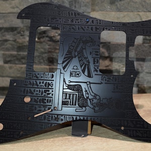 Graverat plektrumskydd i MIM-stil med graverad egyptisk hieroglyf, San Dimas, för Charvel Pro-Mod (3-lagers akryl)