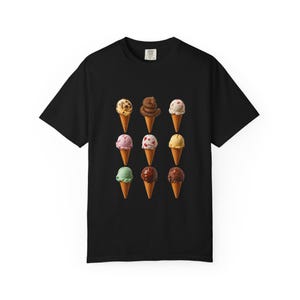 Può includere: T-shirt nero con una griglia di nove coni gelato con vari gusti. I coni sono di vari colori, tra cui marrone, rosa, verde e giallo. Le palline di gelato hanno diversi condimenti.