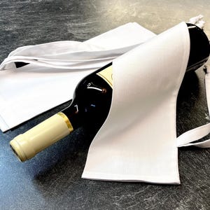 Könnte beinhalten: Ein Set aus drei Keramikbechern mit gesprenkelter, matter Oberfläche. Die Becher sind in Creme-, Hellgrau- und Dunkelgrautönen gehalten. Jeder Becher hat ein schlichtes, minimalistisches Design.
