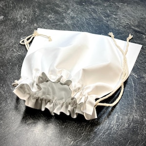 White drawstring fabric bag in 3 sizes – sustainable storage bag, gift bag, upcycled cotton, handmade in Germany