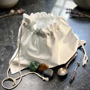 Bolsa de tela blanca con cordón ajustable en 3 tamaños: bolsa de almacenamiento sostenible, bolsa de regalo, algodón reciclado, hecha a mano en Alemania.