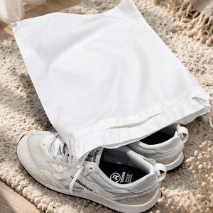 Bolsa blanca para zapatos – bolsa de tela con cordón para zapatos y viajes, bolsa sostenible hecha de tela reciclada, 2 tamaños, hecha a mano en Alemania