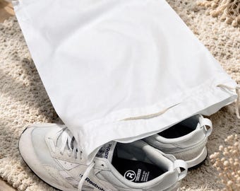 Borsa porta scarpe bianca – borsa in tessuto con coulisse per scarpe e viaggi, borsa porta scarpe sostenibile realizzata con tessuto riciclato, 2 misure, realizzata a mano in Germania