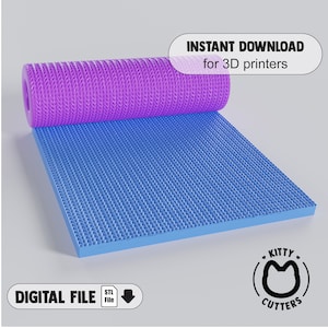 Puede incluir: Un diseño imprimible en 3D para una alfombra texturizada azul y morada. La alfombra está enrollada y el diseño es visible. El texto "INSTANT DOWNLOAD for 3D printers" está en la esquina superior derecha. El texto "DIGITAL FILE STL File" está en la esquina inferior izquierda. El texto "KITTY CUTTERS" está en un círculo con una silueta de gato en la esquina inferior derecha.