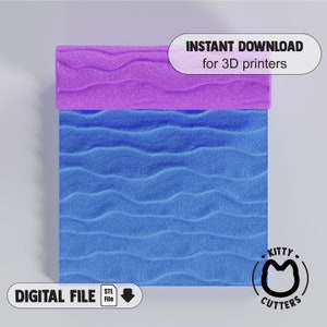 Könnte beinhalten: Digitaler Download einer STL-Datei für eine 3D-gedruckte, gewellte Sandtextur. Die Textur ist blau und wird aufgerollt mit einem violetten Oberteil gezeigt. Das Bild enthält den Text "INSTANT DOWNLOAD for 3D printers" und "DIGITAL FILE" mit einem Download-Pfeil.