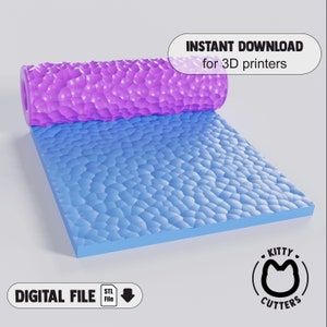 Può includere: Un rullo stampato in 3D con una superficie testurizzata, progettato per creare un motivo unico su argilla o fondant. Il rullo è rosa e il motivo è blu. L'immagine include anche il testo "INSTANT DOWNLOAD for 3D printers" e "DIGITAL FILE STL File".