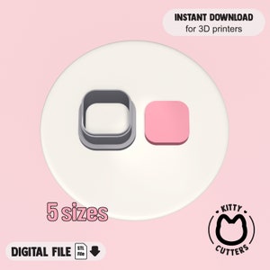 Peut inclure: Un ensemble de cinq emporte-pièces carrés de différentes tailles. Les emporte-pièces sont en plastique gris et sont présentés sur un fond blanc. L'image comprend également le texte "5 tailles" et "FICHIER NUMÉRIQUE".