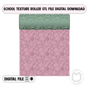 Può includere: Un rullo di texture a tema scolastico con un rullo verde e una base rosa. Il rullo è ricoperto da un motivo ripetuto di materiale scolastico, tra cui matite, zaini e calcolatrici. Il testo "SCHOOL TEXTURE ROLLER STL FILE DIGITAL DOWNLOAD" è in alto.