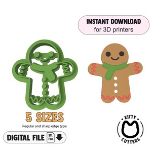 Può includere: Un tagliabiscotti a forma di omino di pan di zenzero verde e un biscotto a forma di omino di pan di zenzero. Il tagliabiscotti verde ha la forma di un omino di pan di zenzero con una sciarpa. Il biscotto è marrone con una sciarpa verde e glassa rossa. Il testo recita "INSTANT DOWNLOAD for 3D printers" e "5 SIZES".