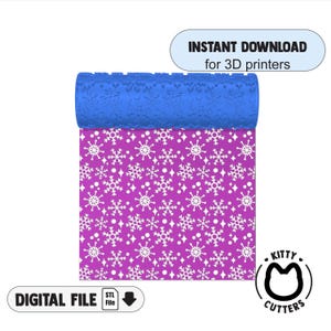 以下が含まれることがあります： 青いローリングピンと雪の結晶模様が、白い雪の結晶のデザインが施された紫色の表面に表示されています。画像には「INSTANT DOWNLOAD for 3D printers」と「DIGITAL FILE」と書かれています。Kitty Cuttersのロゴも表示されています。