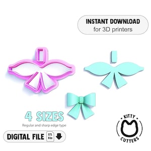 Op de afbeelding: Afbeelding van strikvormige koekjessnijders in roze en blauwgroen. De tekst bevat "DIRECT DOWNLOADEN voor 3D-printers", "4 MATEN" en "DIGITAAL BESTAND". Het Kitty Cutters-logo is ook zichtbaar.