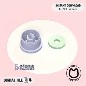 Puede incluir: Un cortador de galletas impreso en 3D de color púrpura claro con forma cilíndrica y un disco verde claro separado. La imagen incluye el texto "INSTANT DOWNLOAD for 3D printers", "5 sizes" y "DIGITAL FILE". También se ve el logotipo de Kitty Cutters.