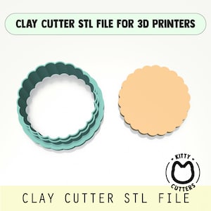 Könnte beinhalten: Ein türkisfarbener, gewellter Ton-Ausstecher und eine beige Tonform werden vor weißem Hintergrund gezeigt. Der Text "CLAY CUTTER STL FILE FOR 3D PRINTERS" steht oben und "CLAY CUTTER STL FILE" unten. Ein Kitty Cutters-Logo befindet sich unten rechts.