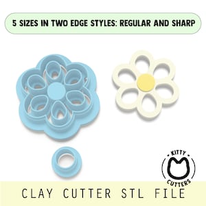 Può includere: Immagine di tre taglia pasta a forma di fiore in azzurro e bianco sporco. I taglia pasta sono di diverse dimensioni e stili, con il testo "5 SIZES IN TWO EDGE STYLES: REGULAR AND SHARP" in alto. La parte inferiore dell'immagine recita "CLAY CUTTER STL FILE".