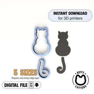 Puede incluir: Un archivo digital para la impresión 3D de un cortador de galletas con forma de gato sentado con la cola enroscada. El archivo está disponible en cinco tamaños con tipos de borde regular y afilado. La imagen también incluye el texto "INSTANT DOWNLOAD for 3D printers", "5 SIZES", "Regular and sharp edge type", "DIGITAL FILE", "STL File", "• KITTY • CUTTERS".