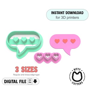 Puede incluir: Tres cortadores de galletas imprimibles en 3D en forma de burbuja de diálogo con tres corazones, tres corazones individuales y una burbuja de diálogo con tres corazones. Los cortadores son de color rosa y verde. El texto "INSTANT DOWNLOAD for 3D printers" está en un rectángulo blanco en la parte superior de la imagen. El texto "3 SIZES Regular and sharp edge type" está debajo de los cortadores. El texto "DIGITAL FILE STL File" está debajo del texto sobre los tamaños. El texto "KITTY CUTTERS" está en un círculo con una silueta de gato en el centro.