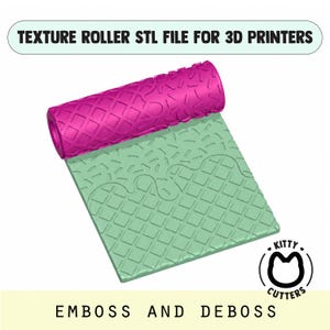 Può includere: Un rullo di texture stampato in 3D in rosa e verde chiaro, progettato per stampanti 3D. Il rullo ha un motivo a diamante e la base ha un design a forma di waffle. Il testo recita "TEXTURE ROLLER STL FILE FOR 3D PRINTERS" e "EMBOSS AND DEBOSS".